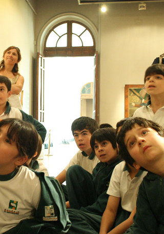 Grupo de estudiantes durante una visita mediada