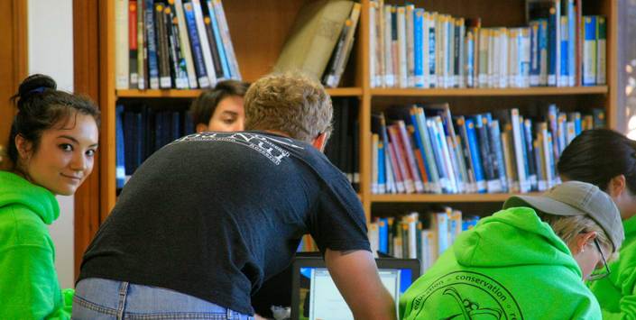 Estudiantes trabajan en la Biblioteca