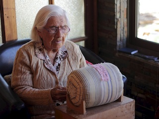 María Elena Alarcón, tejedora de bolillo