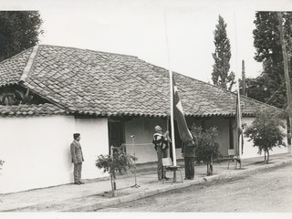 Izamiento de la bandera en ceremonia de inauguración del Museo.
