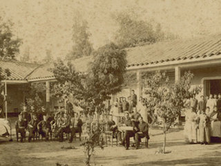 Foto original de médicos y pacientes en el en el Hospital San Borja. 1887. Colección de Fotografía. Museo Histórico Nacional