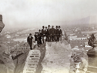La denominada "roca Tarpeya" del cerro Santa Lucia en los siglos XIX y XXI