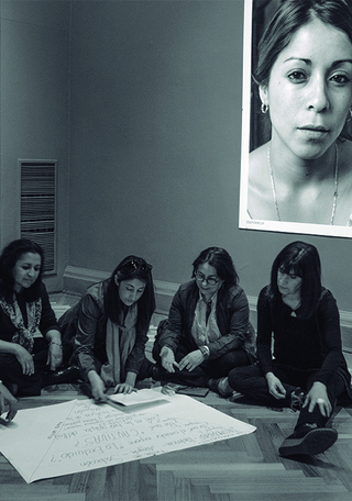 Profesoras en sala exposición permanente