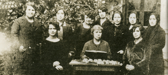 Profesoras de la Escuela de Aplicación, 1912. Memoria Chilena, Biblioteca Nacional de Chile.  MC0023730
