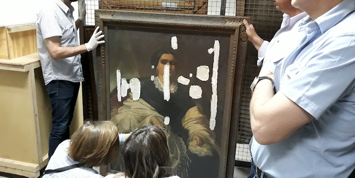 Revisión de pinturas en el depósito del Museo Provincial de Bellas Artes, Franklin Rawson.