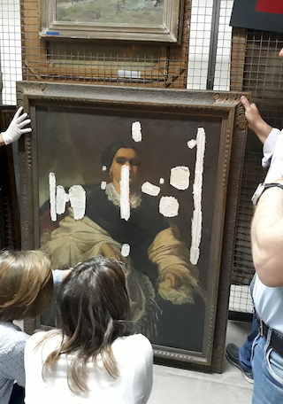 Revisión de pinturas en el depósito del Museo Provincial de Bellas Artes, Franklin Rawson.