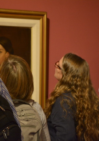 Revisión de pinturas en exhibición en el museo Franklin Rawson de San Juan.