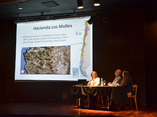 Ángela Benavente, Nestor Barrio y Carolina Ossa en la mesa con la temática “el hacer de Monvoisin”.