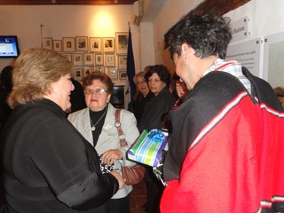 Directora del Museo premiando al primer lugar