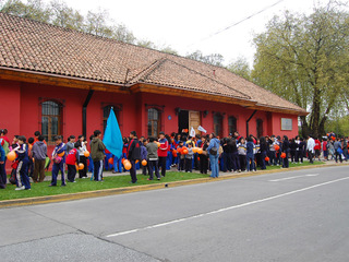Niños y Niñas en la entrada del Museo
