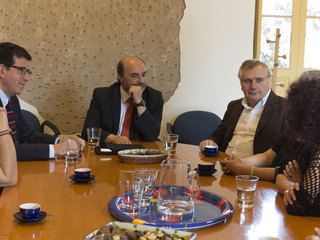 Autoridades de la Dibam y de CONICYT comparten ideas durante la reunión con que se dio inicio a la visita (Archivo CNCR,Pérez, T. 2016)