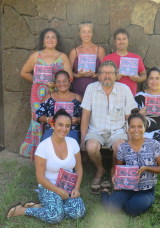 Entrega de ejemplares a funcionarios del museo