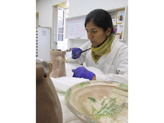 Practicante ejecutando trabajos de intervención sobre prototipos de cerámica. (Archivo CNCR, Reyes,B. 2018. )