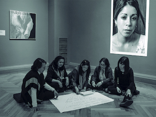 Profesoras en sala exposición permanente