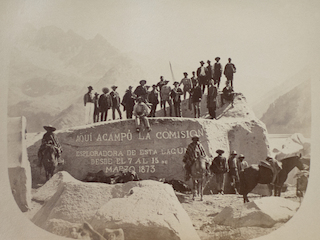 Exploración de la laguna Negra. La comitiva en la roca del Observatorio
