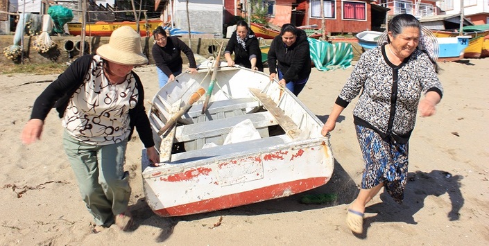 Mujeres acarreando “Chata” a la bahía. Cocholgüe, 24 de Septiembre de 2015. Fotografía de Diego Valdés