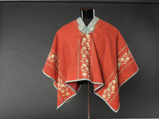 Colección de ponchos, camisas, unkus y mantas