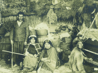 Obder Heffer Bissett. Interior de ruca Mapuche. ca. 1895. Colección de Fotografía