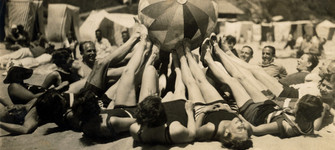 Día de playa. Zapallar, 1930. Archivo Fotográfico. N° inventario 3-38809