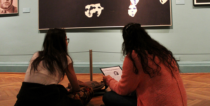 Profesores en sala de exposición permanente MNBA