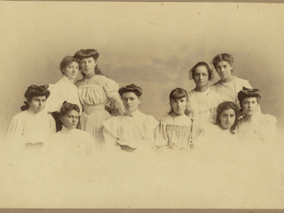 Retrato grupal de las primeras mujeres que egresaron del bachillerato en nuestro país