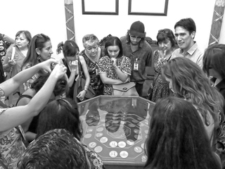 Equipo MHN en sala con monedas acuñadas Equipo MHN en sala con monedas acuñadas