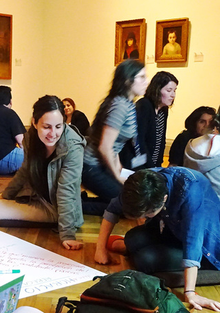 profesores en sala exhibición MNBA