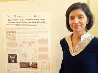 Agueda Soto, junto al poster de su presentación. Rizzi, M. 2017