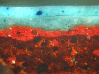 Corte estratigráfico de una pintura bajo microscopio óptico con aumento de 400X y luz incidente polarizada. Fotografia: Tomás Aguayo