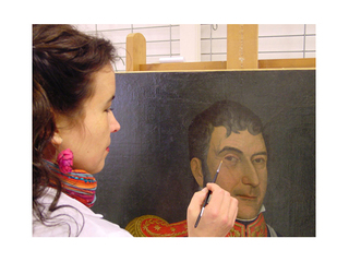 Mónica Pérez, restaurando la obra, 2010.