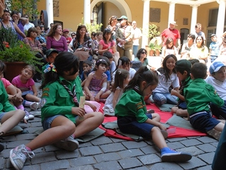 Niños en el patio del MHN