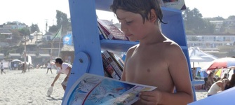 Usuario utilizando el servicio de biblioplaya.