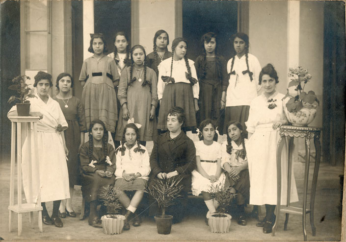 Alumnas y profesoras del 5° año de la Escuela N° 43. 21 octubre de 1926. Alumnas y profesoras del 5° año de la Escuela N° 43. 21 octubre de 1926.