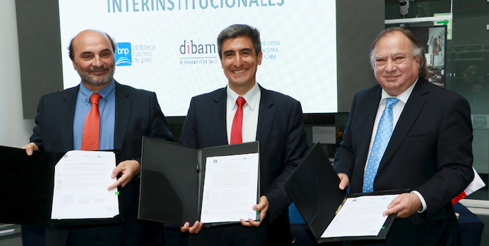Angel Cabeza y Pedro Pablo Zegers junto a Alejandro Neyra (al centro) en la Biblioteca Nacional del Per.