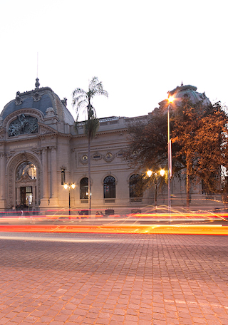 Fachada del MNBA luego de los trabajos de conservaci�n, 2017. Foto Kalam Chile.
