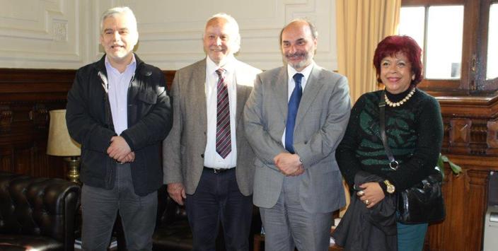 Director de la Dibam, �ngel Cabeza, junto a representantes de la Anef