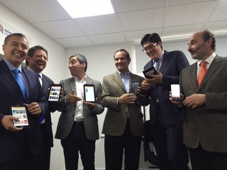 El gerente de Regulaci�n y Asuntos Corporativos de Entel, Manuel Araya; el Intendente de la regi�n Metropolitana, Claudio Orrego; el alcalde de Independencia, Gonzalo Dur�n; el senador Andr�s Allamand; el Subsecretario de Comunicaciones, Pedro Huichalaf; y el director de la Dibam, �ngel Cabeza.