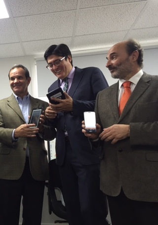 El gerente de Regulaci�n y Asuntos Corporativos de Entel, Manuel Araya; el Intendente de la regi�n Metropolitana, Claudio Orrego; el alcalde de Independencia, Gonzalo Dur�n; el senador Andr�s Allamand; el Subsecretario de Comunicaciones, Pedro Huichalaf; y el director de la Dibam, �ngel Cabeza.