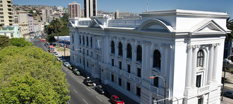 La Biblioteca Santiago Severin de Valpara�so pertenece a la red Dibam.