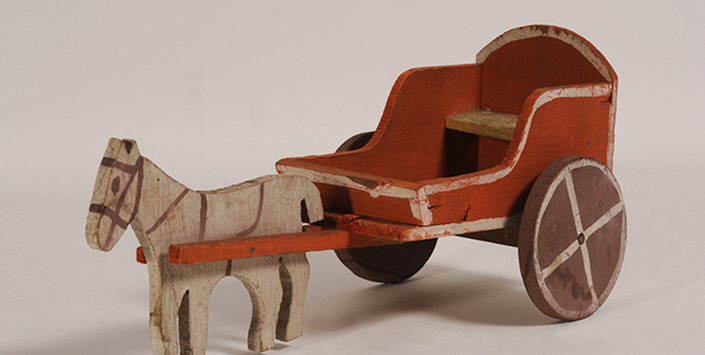 Coche de madera de juguete.