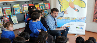 Director Dibam junto a ni�os en el lanzamiento.