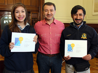 Los ganadores junto al director de la Dibam.