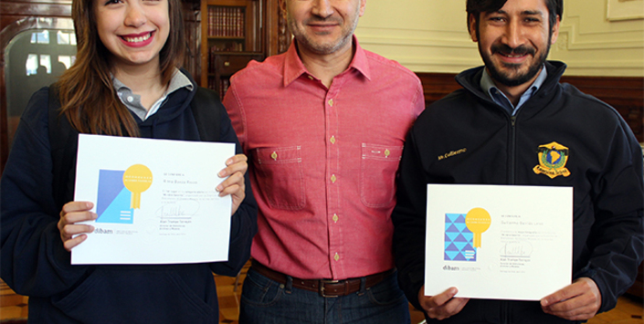 Los ganadores junto al director de la Dibam.