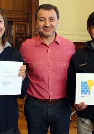 Los ganadores junto al director de la Dibam.