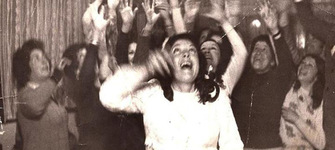 Patricia Vielma con amigas y familiares, 1974.