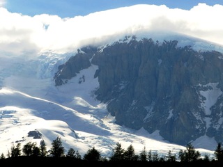 Vista del monte Cochcrane cubierto por el glaciar Calluqueo.
