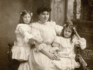 Retrato de Josefina Men�ndez e hijas