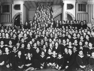 Gabriela Mistral es destacada en esta cartelera.