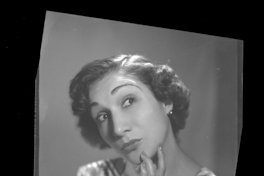 [Anita González con mano en el mentón].