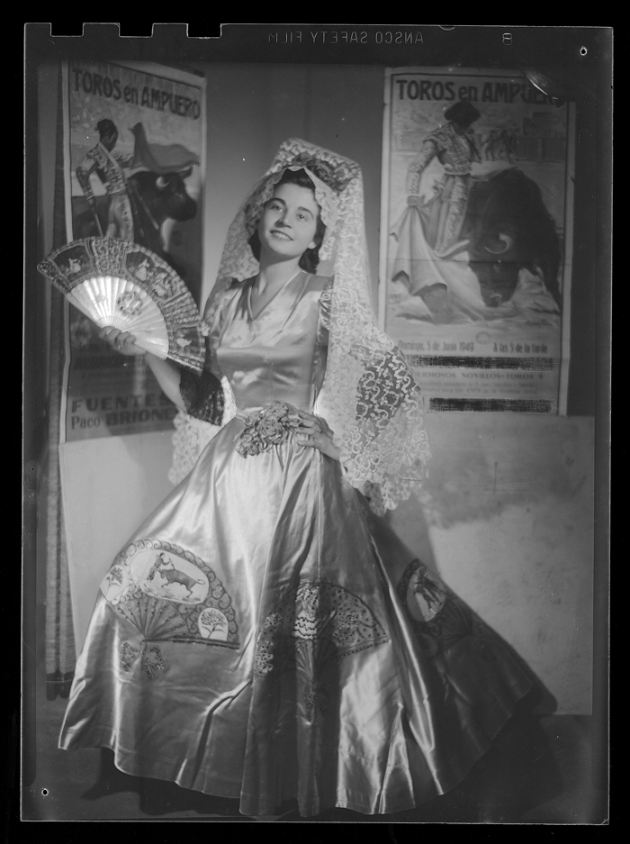 [Bailarina con traje típico español]